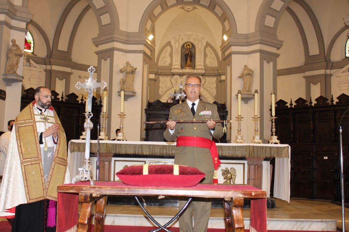 El Comandante General de Ceuta entrega el Aleo a la Virgen de África