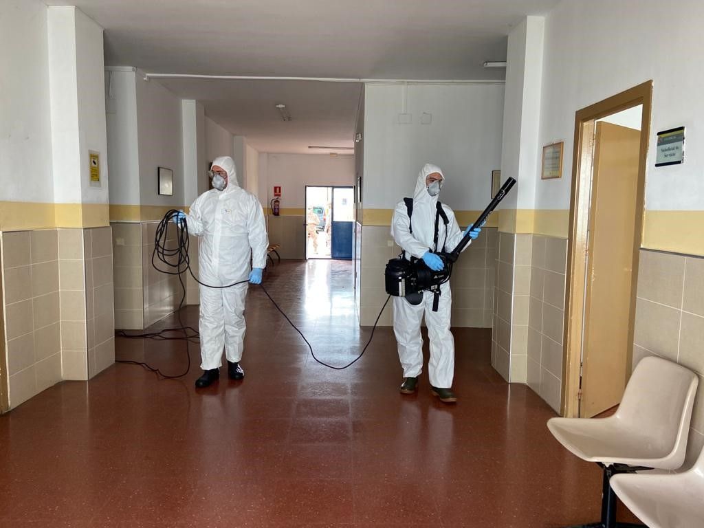Especialistas en NBQ de San Fernando desinfectan distintas zonas de Ceuta
