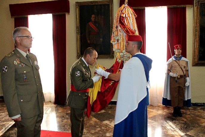 El general Jesús Arenas se despide de la Bandera