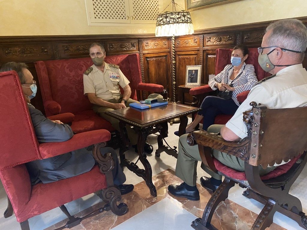 Juan Vivas se reúne con el teniente general Carlos Palacios
