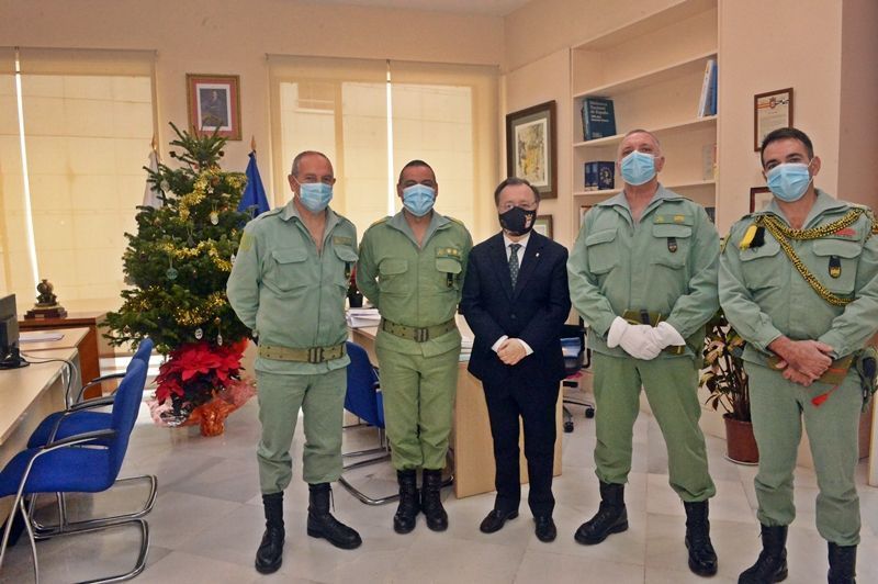 El presidente de la Ciudad recibe al coronel jefe del Tercio, al finalizar su mandato