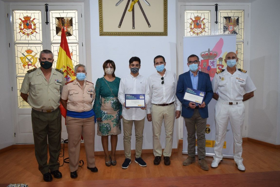 Entregan el premio al ganador de la fase local del concurso “Carta a un militar español”