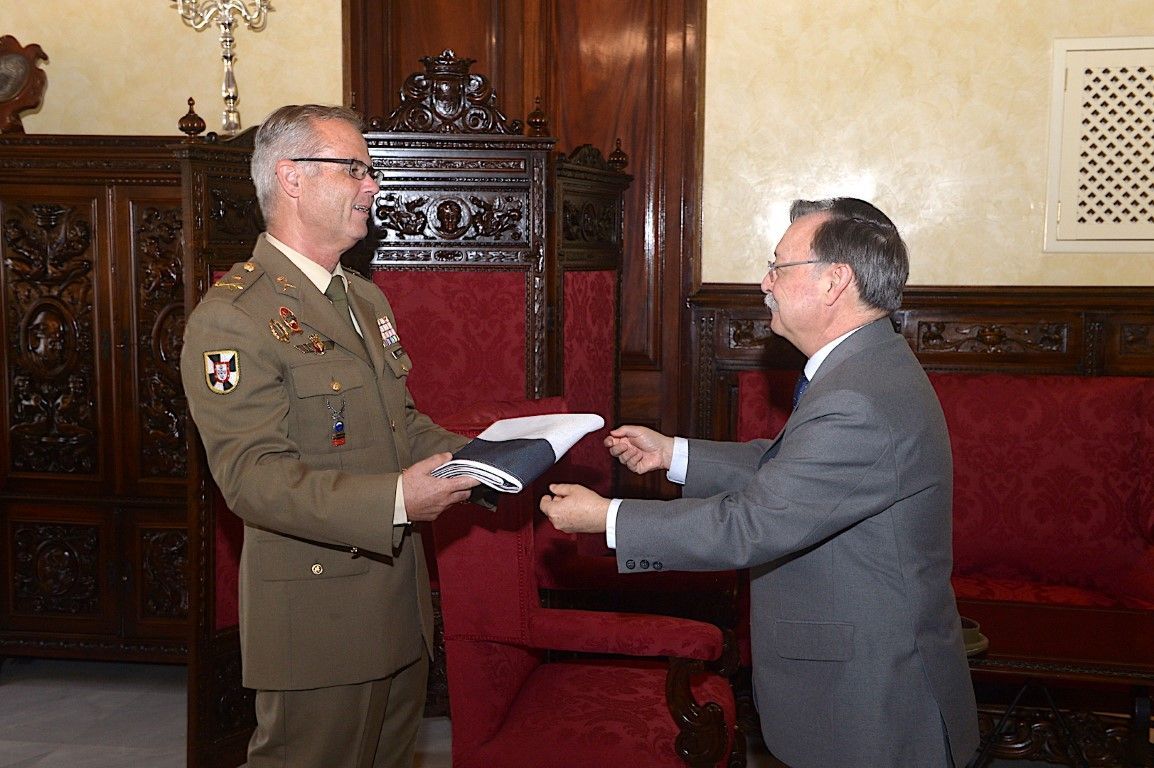 La Ciudad entrega una bandera de Ceuta al contingente de la Comandancia General que irá a Irak