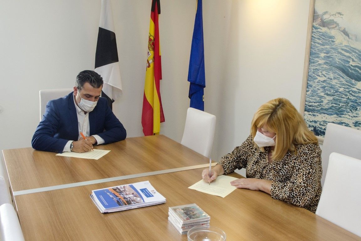 Firman un convenio para conocimiento de las tradiciones de la Virgen del Carmen