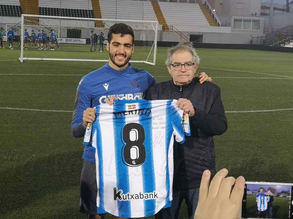 El CD Natación entregó una placa al jugador de la Real Sociedad Mikel Merino