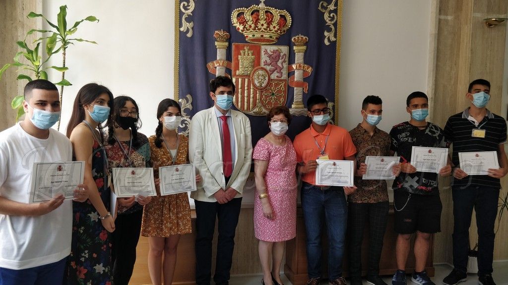 La Delegada y el Director Provincial del MEFP entregan los premios a los mejores estudiantes en al PVAU