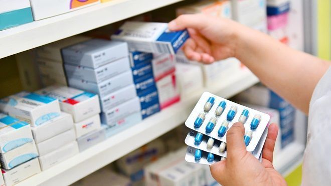 OCU denuncia las prácticas de algunas farmacéuticas