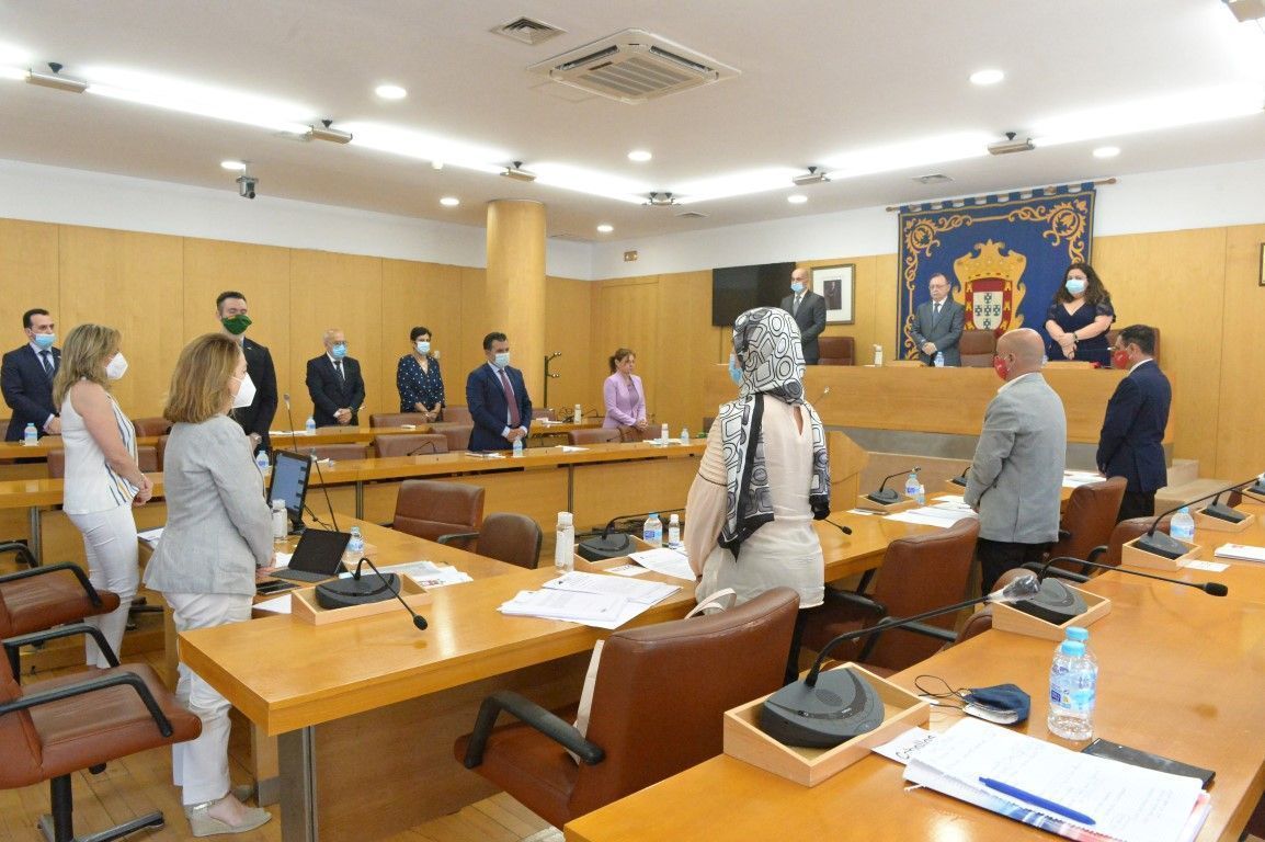 El Pleno de la Asamblea guarda un minuto de silencio por las víctimas del covid-19