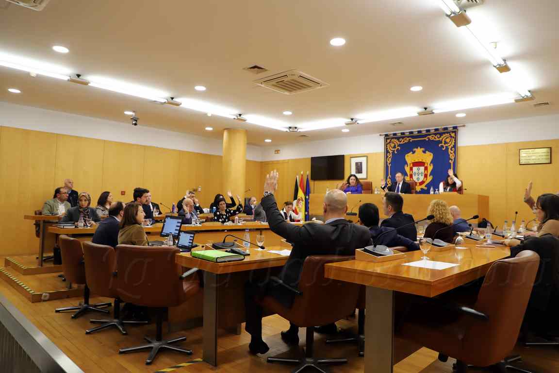 Vox, con el respaldo del PP, saca adelante la propuesta para implantar en Ceuta el ‘Pin Parental’ en Educación