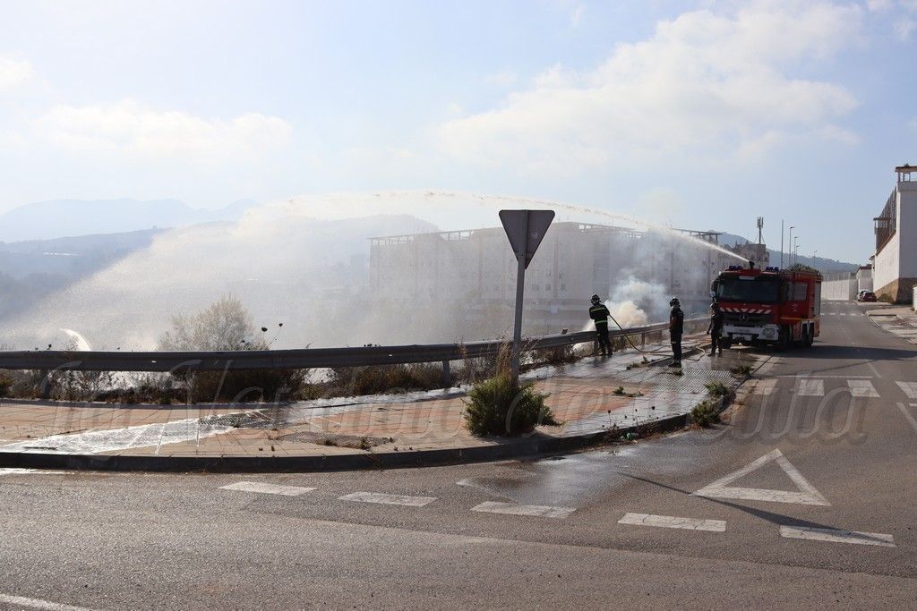 Los bomberos realizan dos salidas en menos de tres horas a un vertedero incontrolado tras Los Rosales