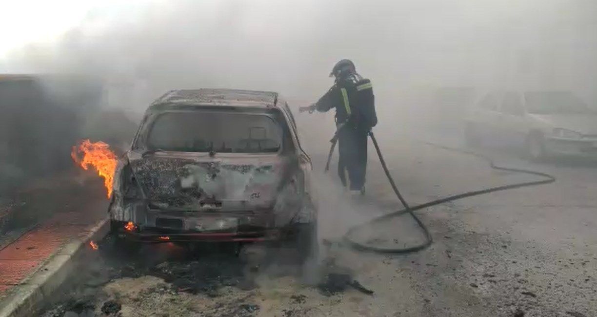 Los bomberos acuden a apagar otro coche en llamas, esta vez en el Recinto
