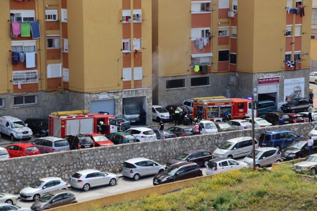 Los bomberos acuden a sofocar un incendio en un taller de Bermudo Soriano