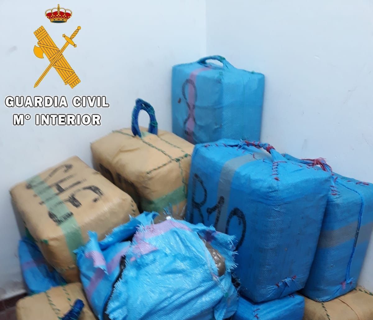La Guardia Civil interviene más de 500 kilos de hachís en un hallazgo en el mar