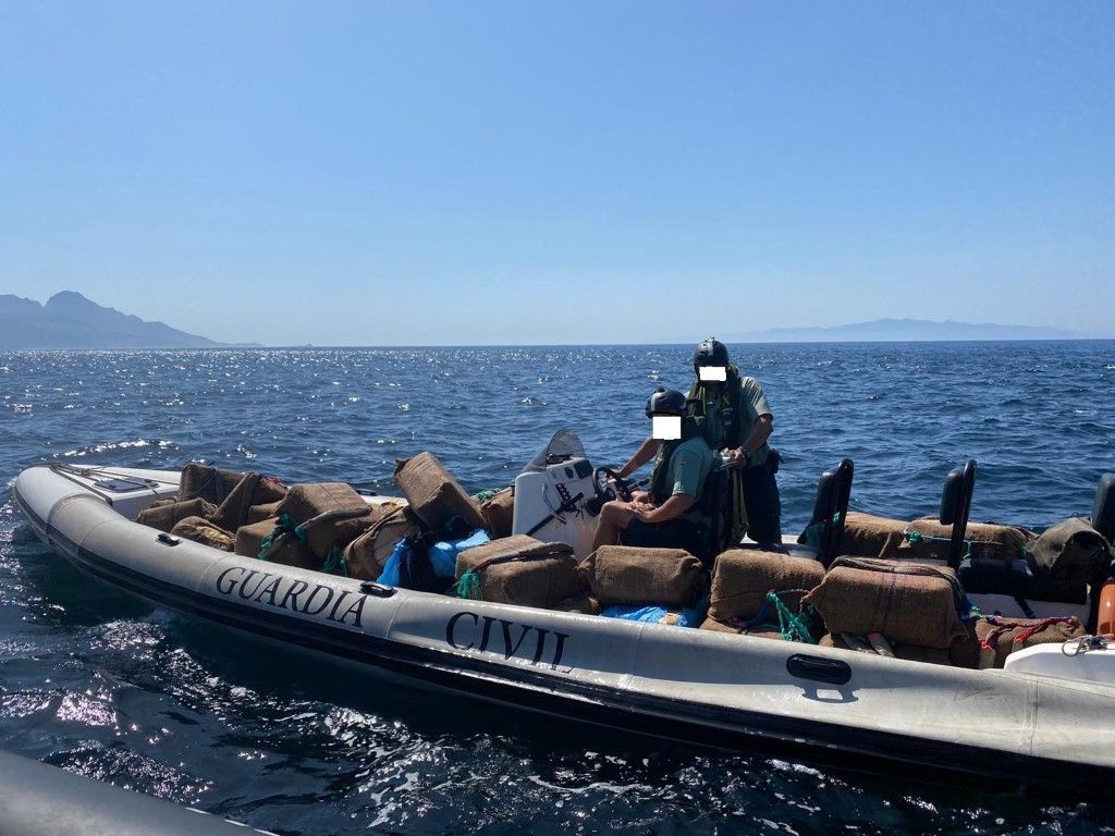 La Guardia Civil interviene 2.000 kilos de polen de hachís tras una persecución en el mar