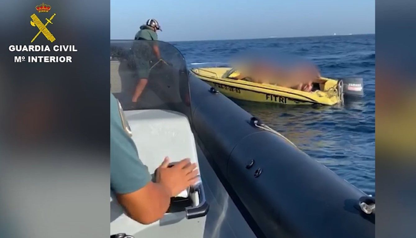 Detenido cuando pasaba a tres inmigrantes en una embarcación