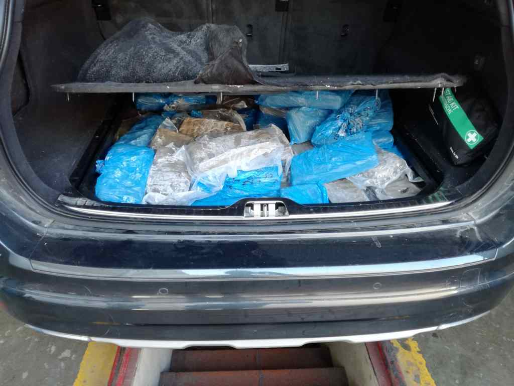 Cinco detenidos con más de 77 kilos de hachís escondidos en cuatro vehículos
