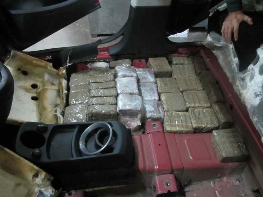 Huye de la Guardia Civil tras introducir por la frontera más de 650 kilos de hachís