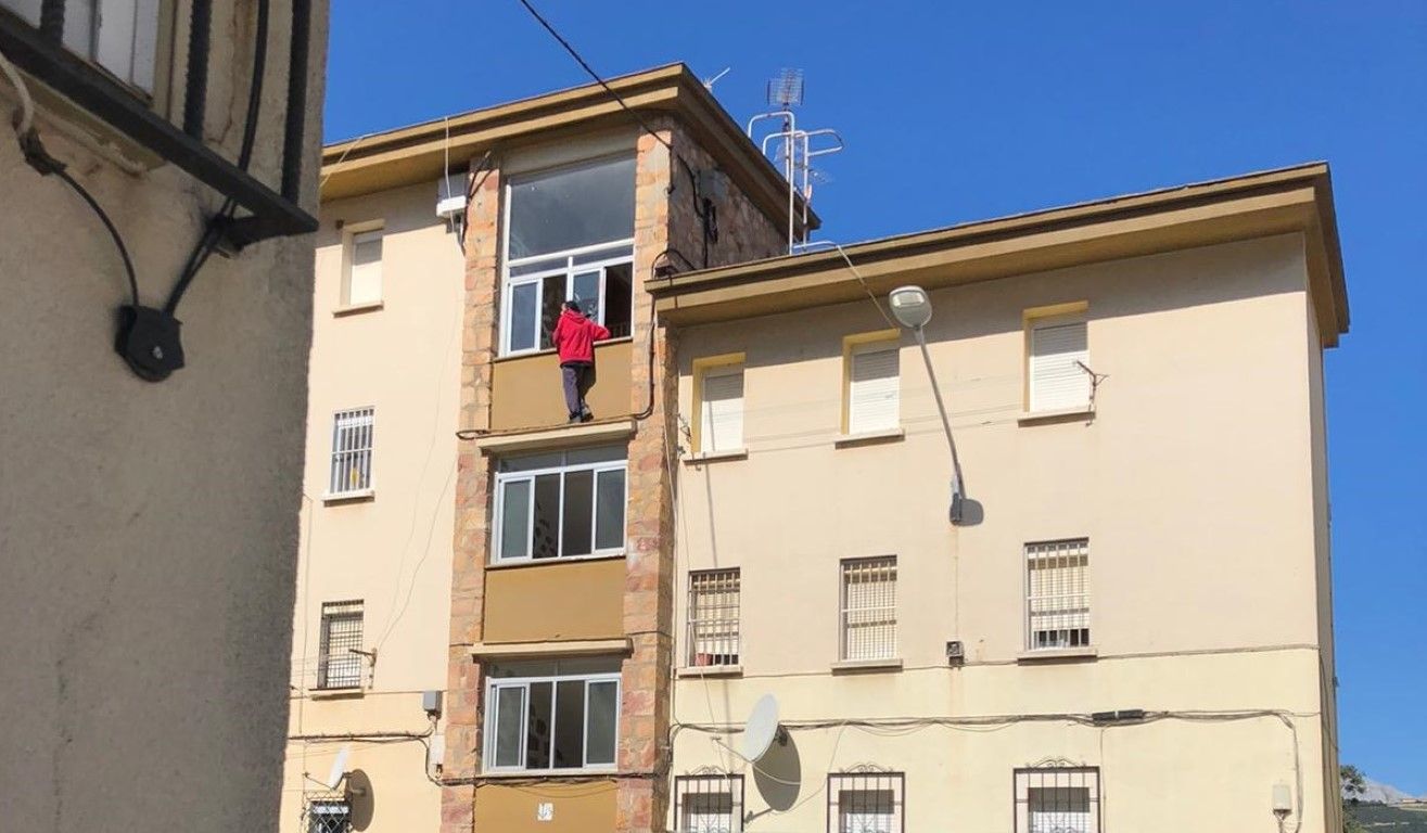 La Policía Local consigue bajar a un hombre que se había subido a una cornisa 