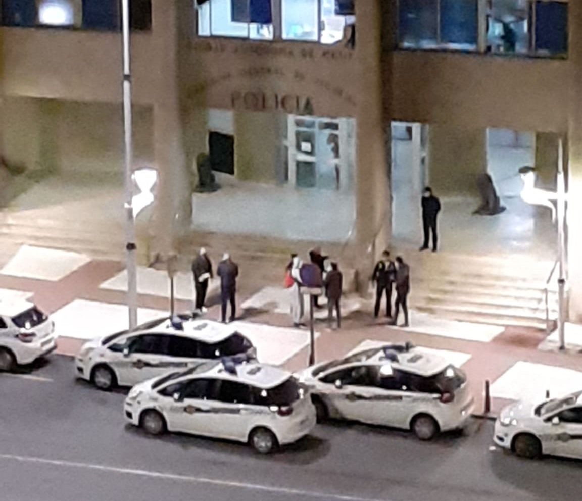 Fotografían a policías locales charlando en la puerta del cuartel sin protección