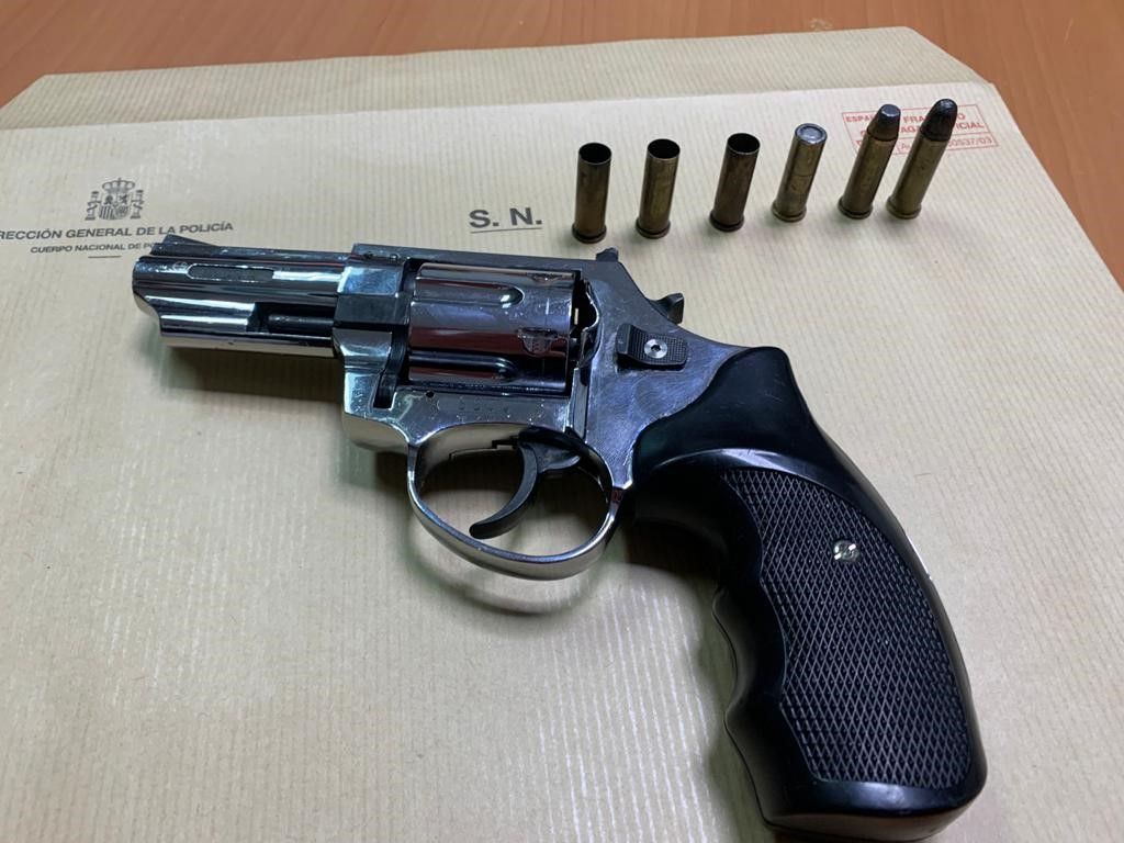 Detenido con un arma de fuego cargada y con cartuchos percutidos