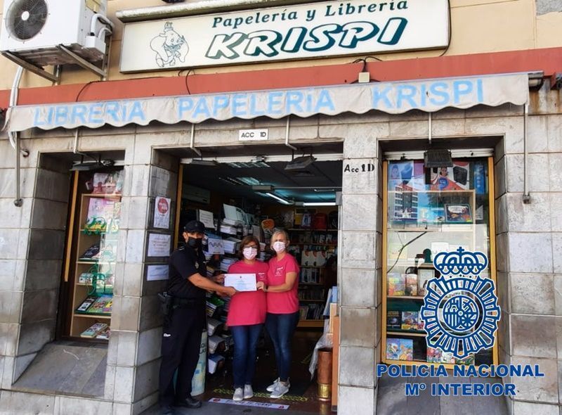 La Jefatura Superior de Policía de Ceuta hace entrega de un diploma a la Papelería Krispi por su colaboración durante la pandemia