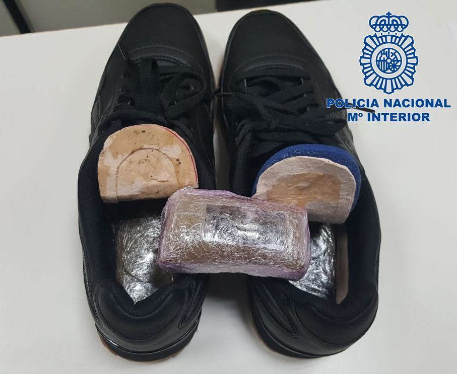 Detenido en el puerto con casi medio kilo de hachís oculto bajo las suelas de su zapato