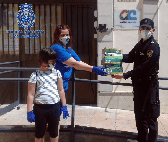 La Policía Nacional colabora con la Asociación Autismo Ceuta donando 500 pares de guantes