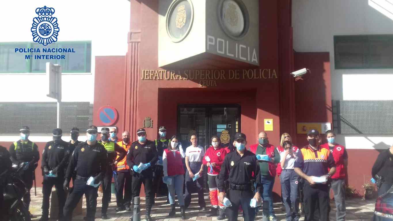 La Policía Nacional entrega 3.250 mascarillas en paradas de taxis y autobuses