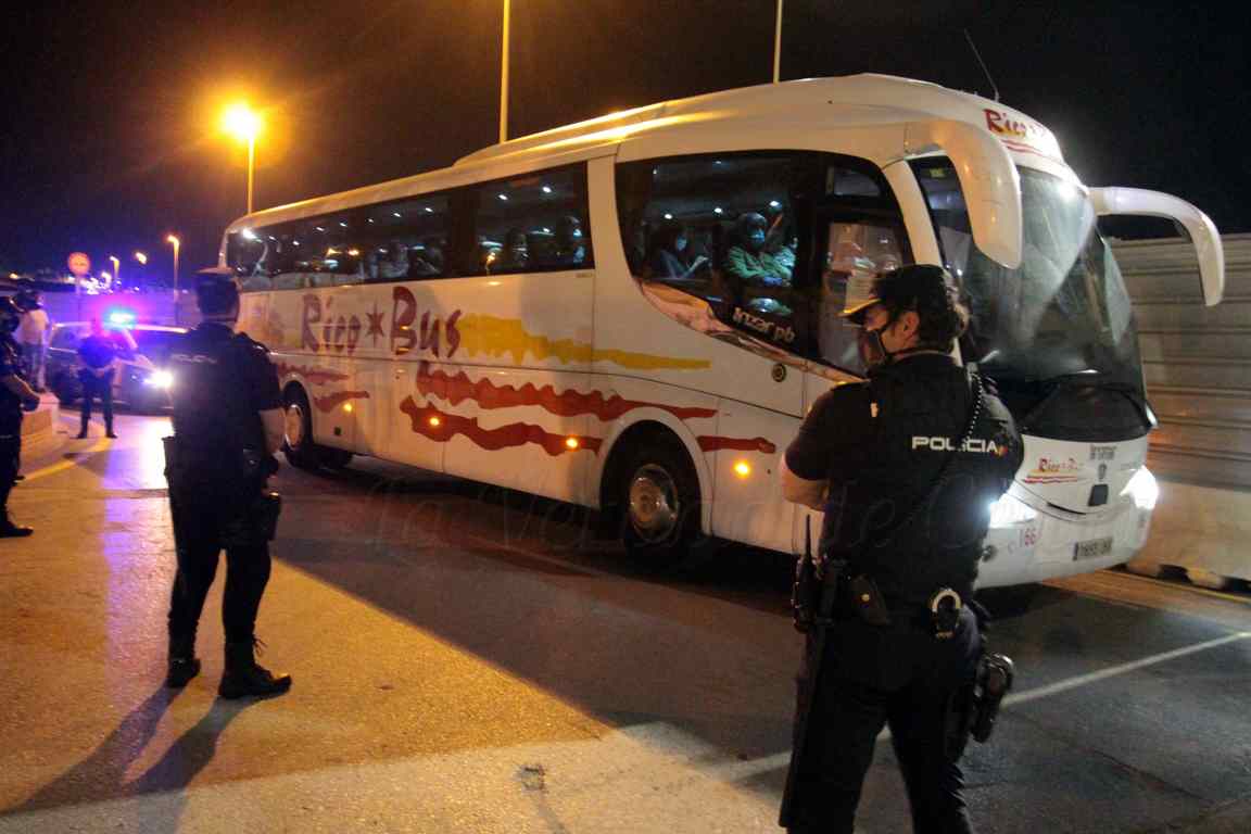 Unos 50 marroquíes cruzan la frontera al rechazar Marruecos un autobús donde viajaban otros 60