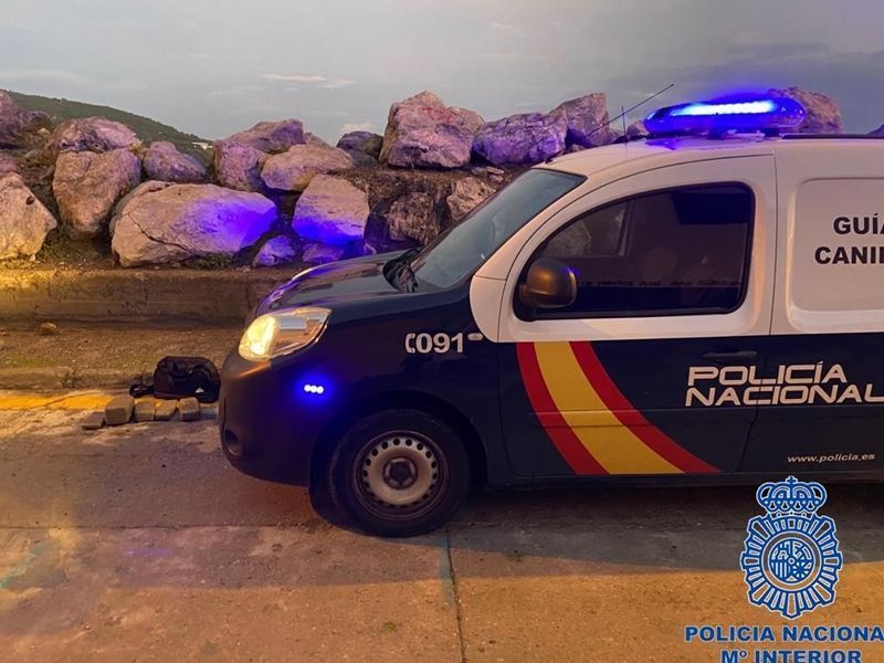 La Unidad de Guías Caninos de la Policía Nacional halla 10 kilos de hachís en una mochila en la playa de Benítez