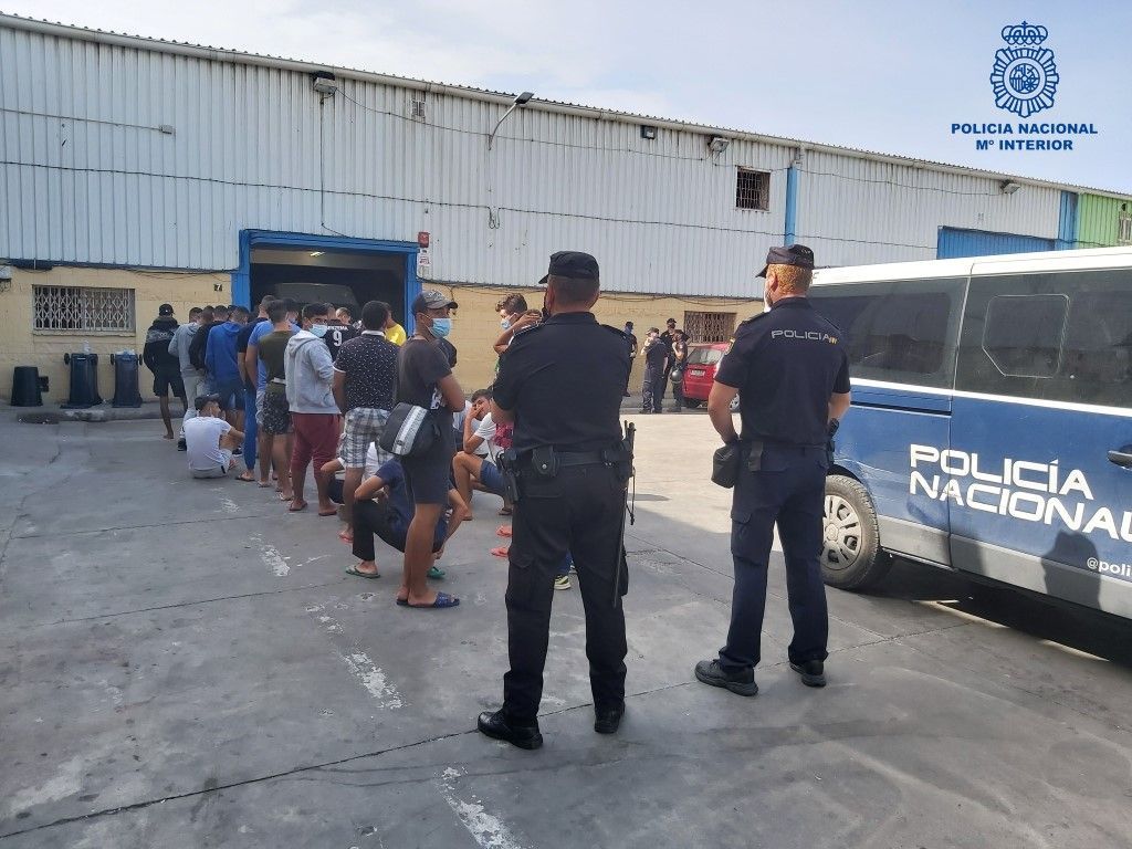 La Policía Nacional intensifica controles en las Naves de El Tarajal.