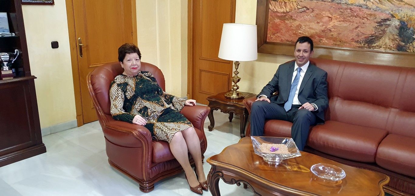 La delegada del Gobierno se reúne con el nuevo director de la prisión