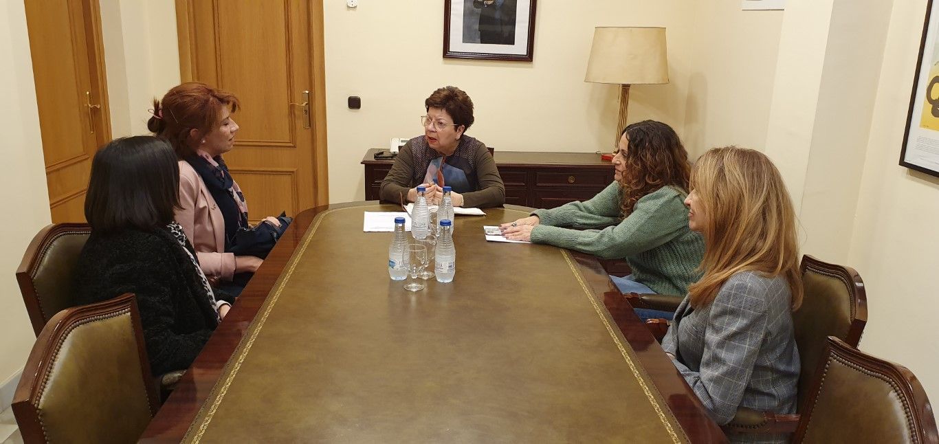 La delegada del Gobierno se reúne con los representantes de la asociación TDAH