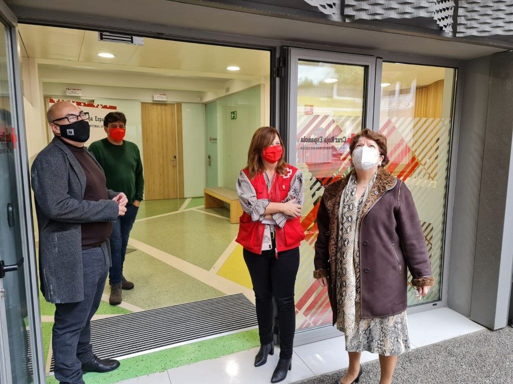 La delegada del Gobierno visita las instalaciones de la Cruz Roja y de Cáritas