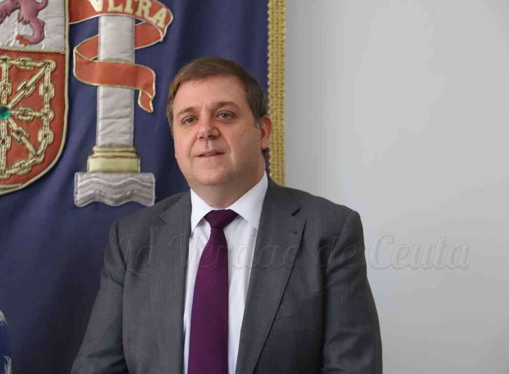 El presidente de Correos anuncia medidas para mejorar el envío de paquetes postales a la península