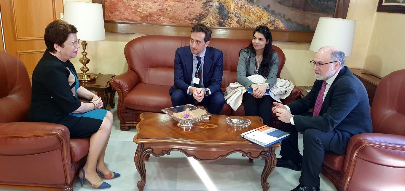 La delegada del Gobierno se reúne con el presidente de Tragsa