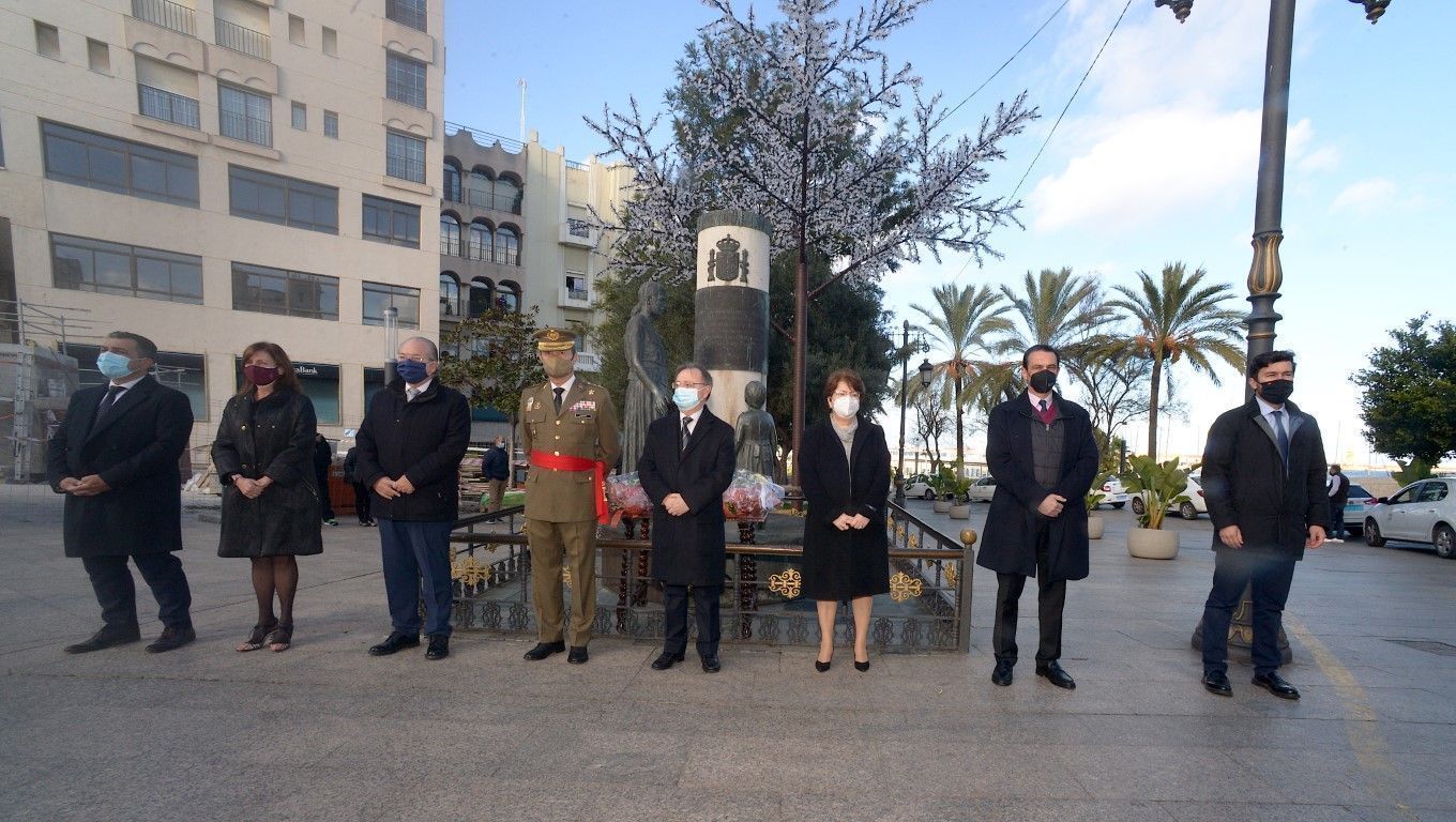 Las instituciones de la ciudad realizan una ofrenda floral en el Día de la Constitución
