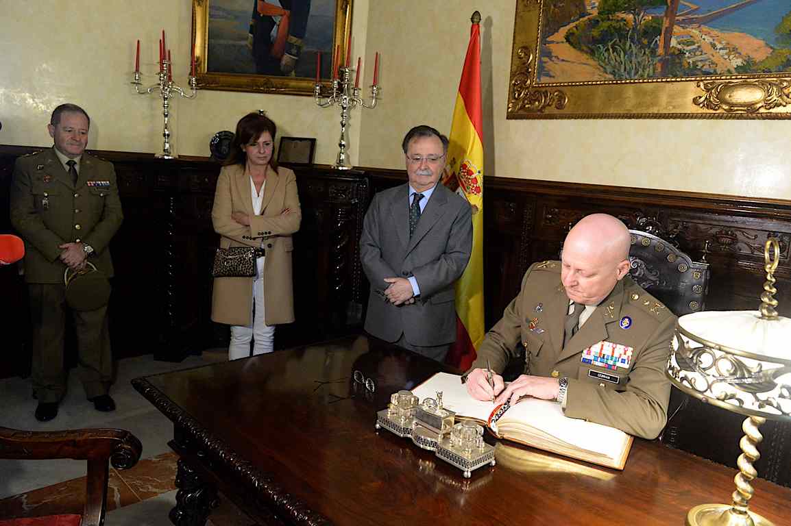 Vivas despide al comandante general y le pide que haga por reforzar la presencia del Estado en Ceuta