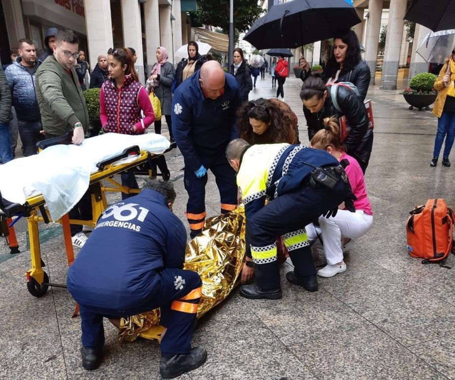 El PSOE pide que se acabe con los accidentes de las “losetas verdes” tras una nueva caída
