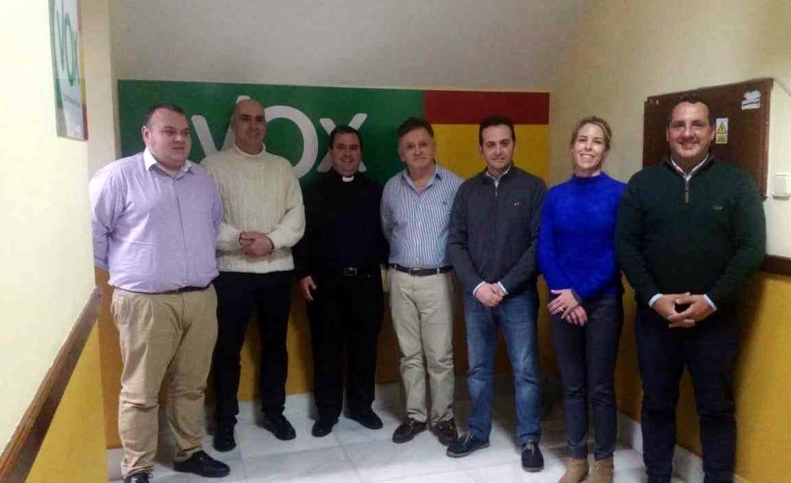 Vox bendice su sede y la oficina del grupo en la Asamblea