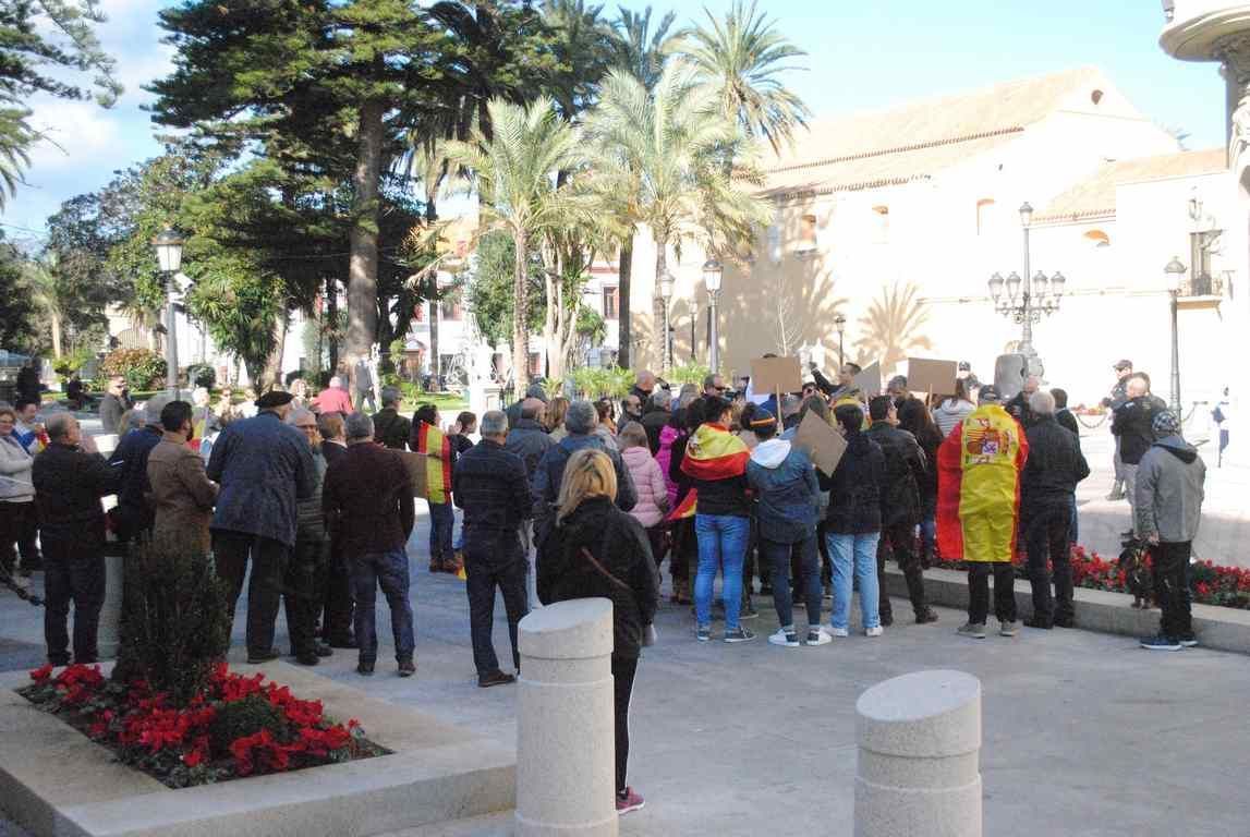 Vox se concentra ante el Palacio Autonómico bajo el lema 'España existe' y contra el Gobierno de Sánchez