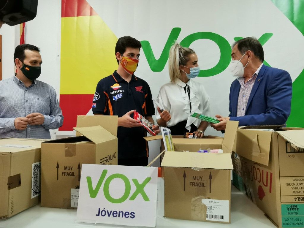 VOX Jóvenes Ceuta entrega a Cáritas todo lo donado durante la campaña de recogida de material escolar