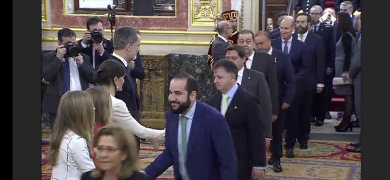 Juan Ros, saludando a la Reina durante la toma de posesión de Senador.