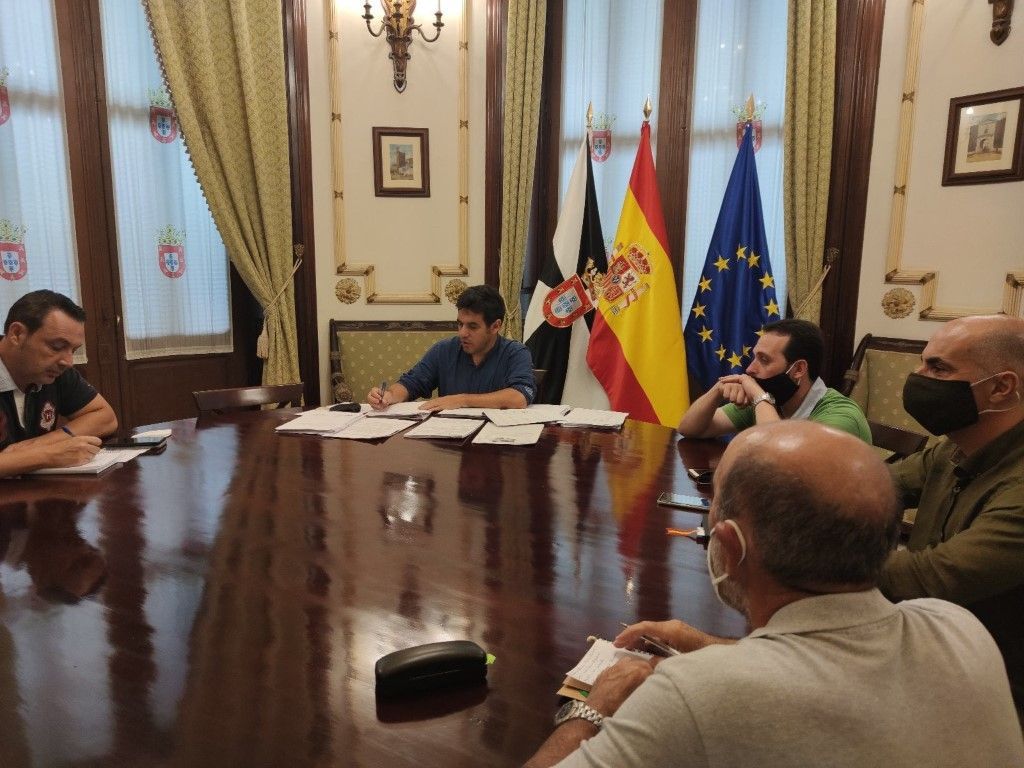 Vox reclama un impulso en las tareas de acondicionamiento de la lonja y el muelle de pescadores