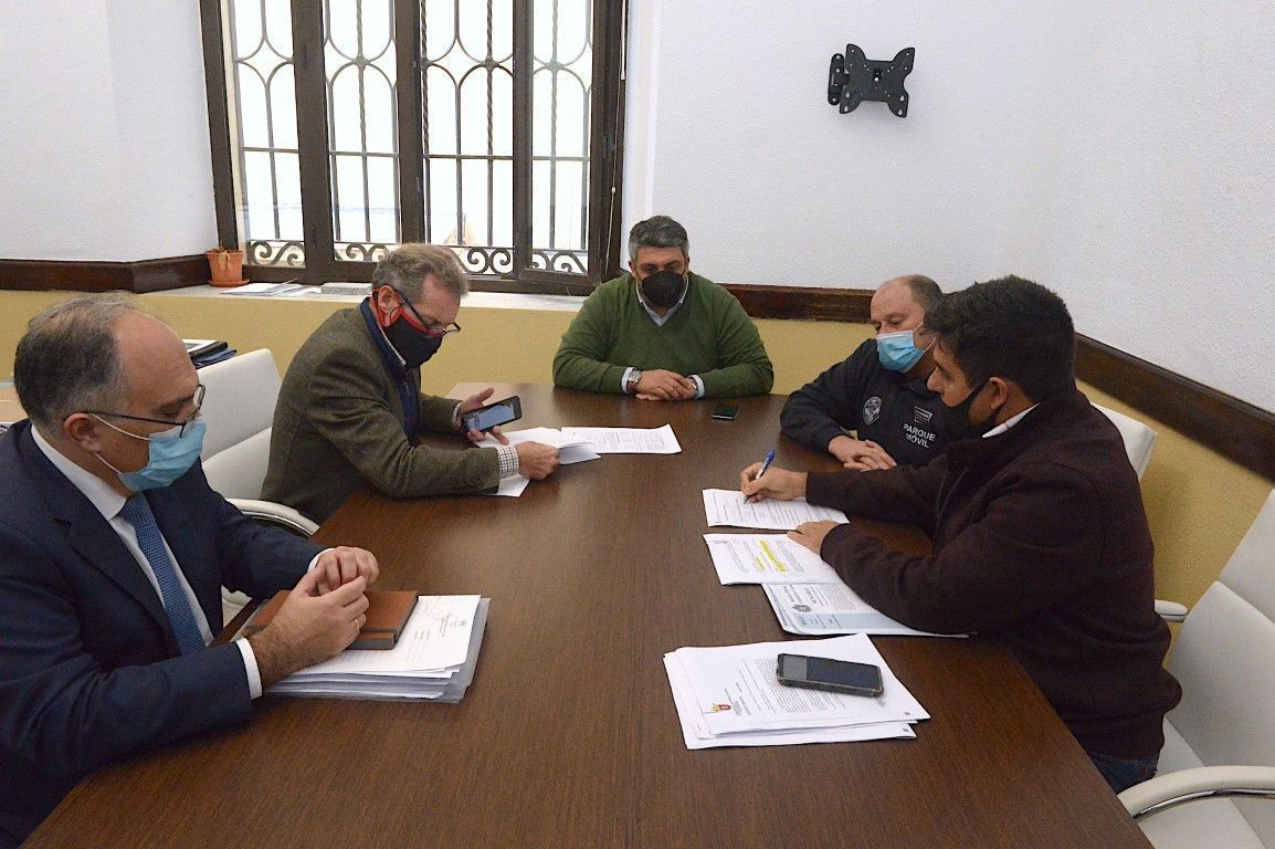 Firmada la adjudicación directa del contrato con la empresa de autobuses