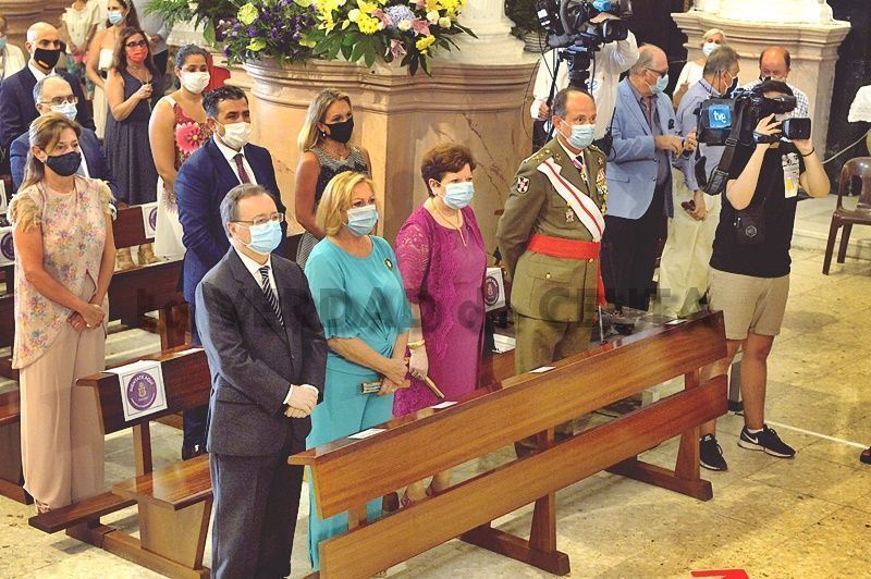 Juan Vivas y Salvadora Mateos entre los asistentes a la misa de la Patrona
