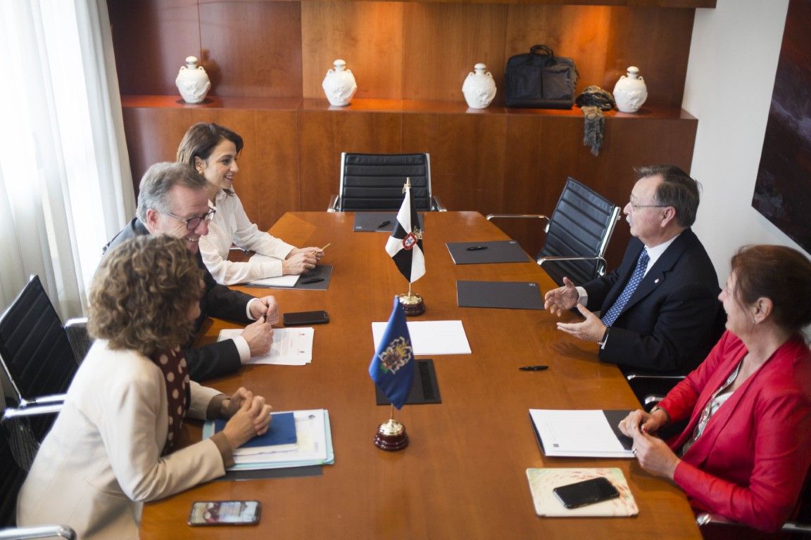 Vivas y De Castro hacen una puesta en común de la estrategia para defender la estabilidad de Ceuta y Melilla