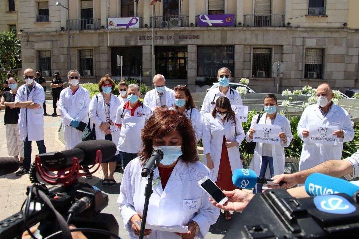 Una plataforma de médicos se concentra frente a la Delegación para protestar por la situación de la Sanidad ceutí