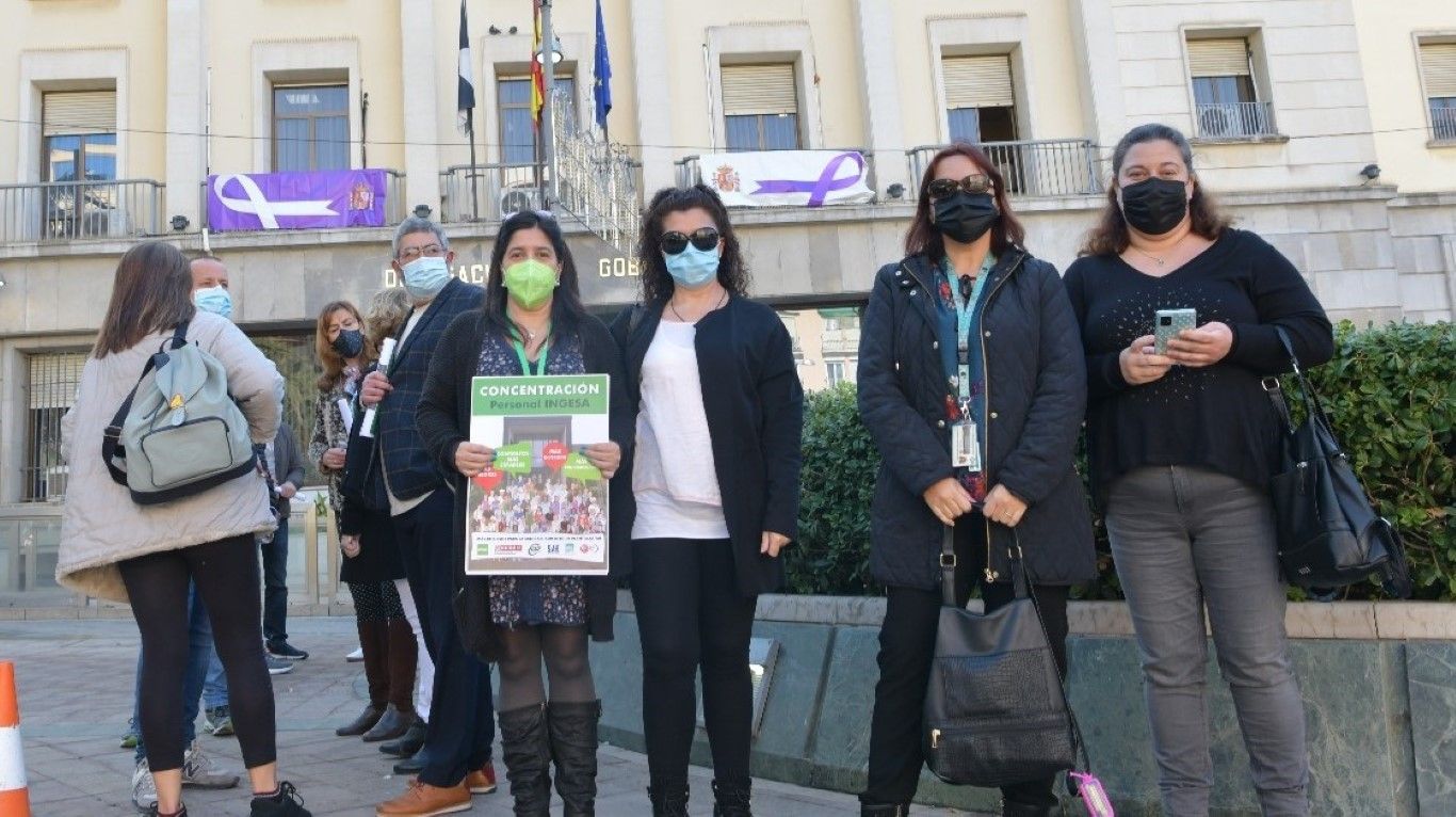 Los sindicatos se concentran ante Delegación para exigir mejoras en recursos humanos e infraestructuras sanitarias
