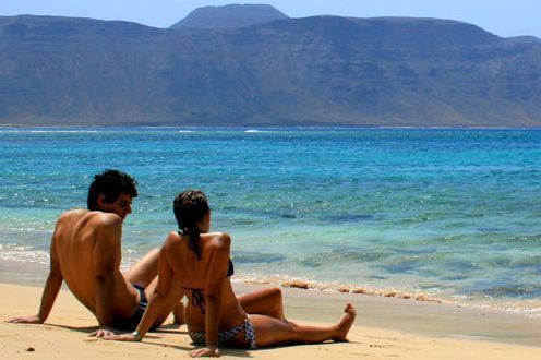 Investigadores del CSIC explican las vías de transmisión del SARSCoV-2 en playas y piscinas